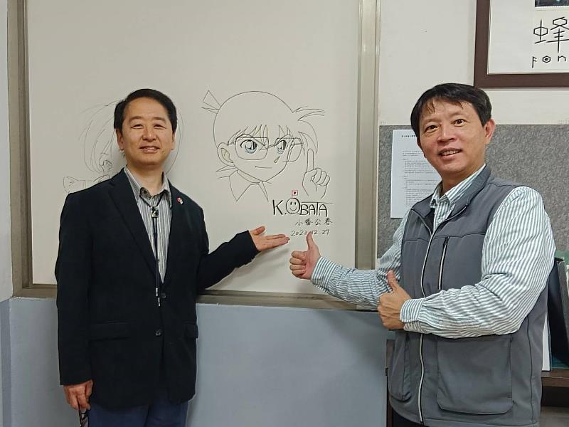 資傳系張世熙主任(右)請小幡公春老師(左)於系辦公室繪製作品