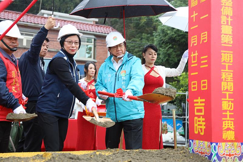 新竹縣長楊文科(前排右)執鏟動土