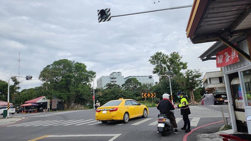 增進無號誌交通安全，臺東縣警察局實施路口大執法，加強取締未停車再開