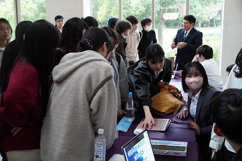 圖／中華大學國際人文社會暨智慧商務學院首屆畢業成果競賽，學生上台報告團隊與科技業相關之研究，活動相當盛大。