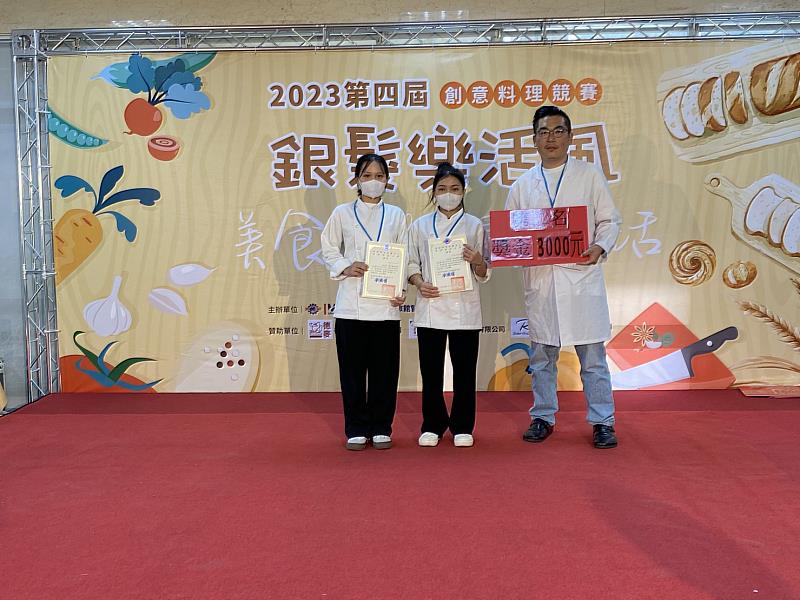餐旅經營系越南學生胡氏錦璃、高氏領兩位同學得獎