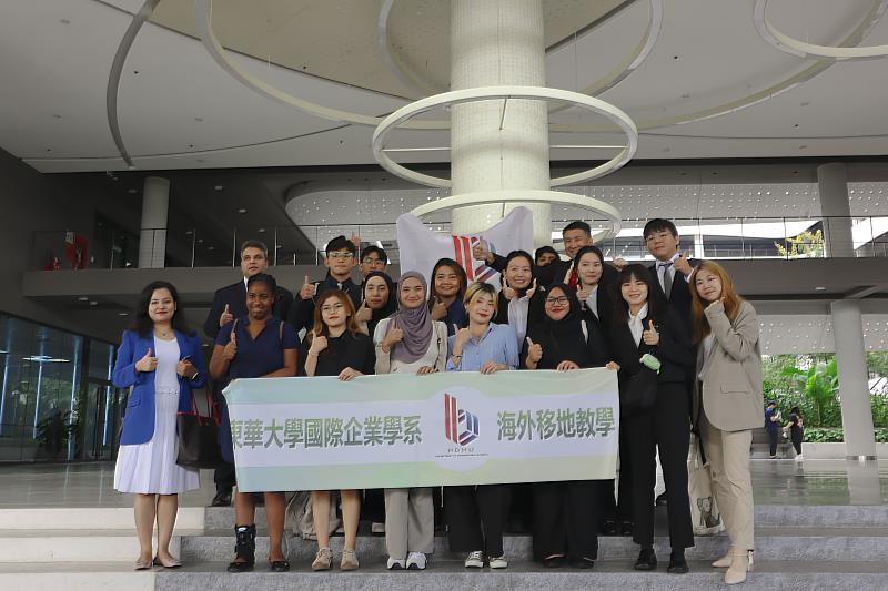 東華大學國際企業學系2023年赴越南海外移地教學全體師生於公司之合影。