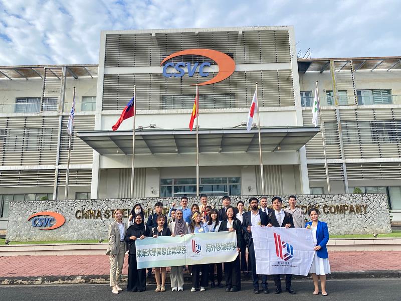東華大學國際企業學系2023赴越南海外移地教學全體師生於公司外合影。