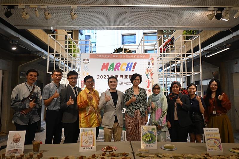 開平餐飲國際部學生辦理馬來西亞國際週，邀請馬來西亞友誼及貿易中心首席代表艾思妮花(右五)，以及多位馬來西亞貴賓觀展體驗學生成果。開平餐飲學校/提供