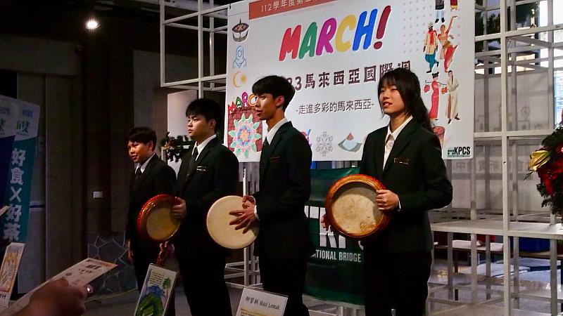 開平餐飲國際部學生表演馬來西亞傳統羊皮鼓，搭配朗朗上口的童謠「感受愛」。開平餐飲學校/提供