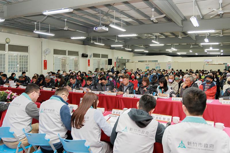 新竹市長高虹安率領市府團隊，於中埔市民活動中心舉行今年首場里鄰長座談會。