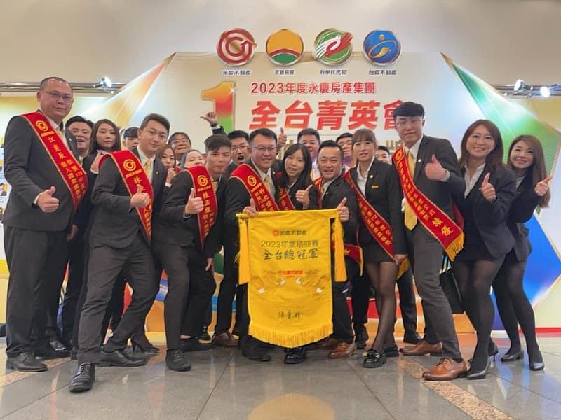 永慶不動產楊翔宇團隊中去年有7位夥伴成為千萬經紀人，亮眼表現傲視同業。