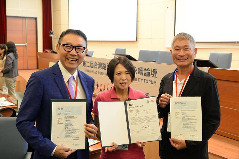 棲蘭越野(左)與田中馬拉松(右)於2023年由台灣德國萊茵公司TÜV的查驗後，終於在近日雙雙通過環境部審查，獲得碳足跡標籤。