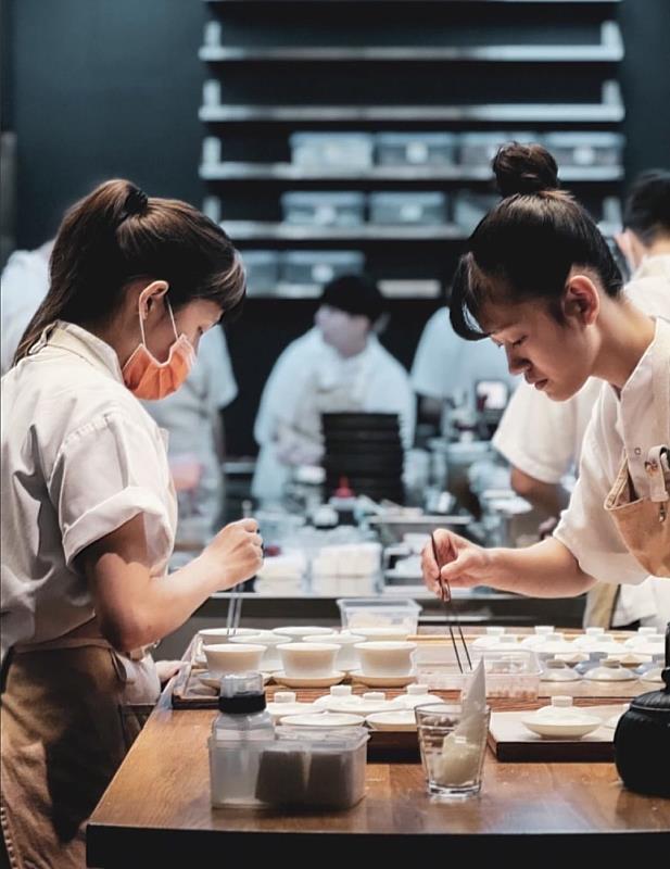 徐珮慈(右)於RAW餐廳進行餐點製作