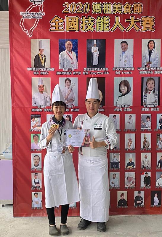 餐飲系徐珮慈(左)在2020年媽祖美食節全國技能人大賽榮獲2金1銀
