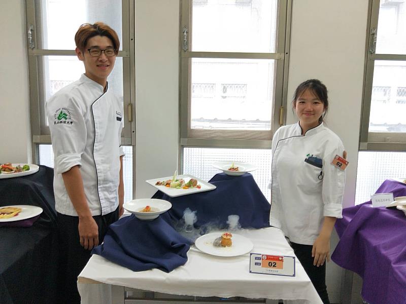 餐飲系施頤(左)在2018年老母雞實用料理大賽榮獲銀牌