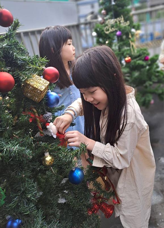 中信國際學校學生進行聖誕樹裝飾，創造校園溫馨歡樂的聖誕氛圍。(圖/中信國際學校提供)
