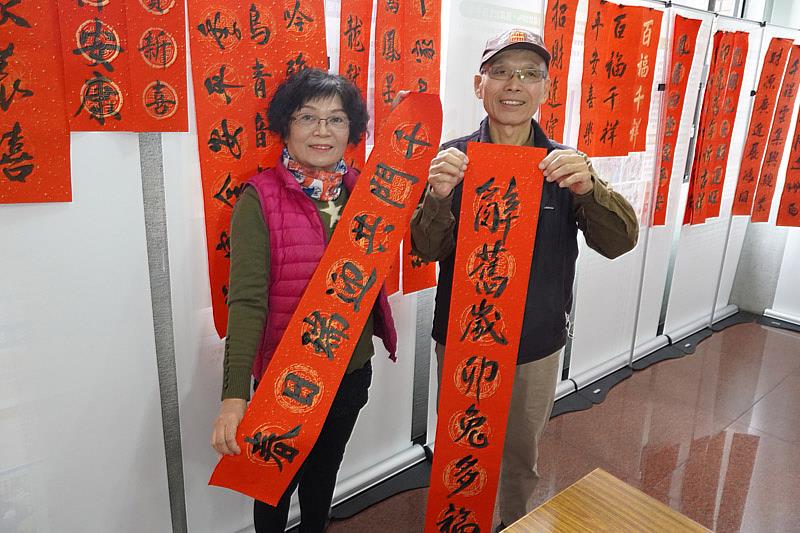 大葉大學長青大學學員黃朝琴(右)與林青姿(左)展示他們的書法作品