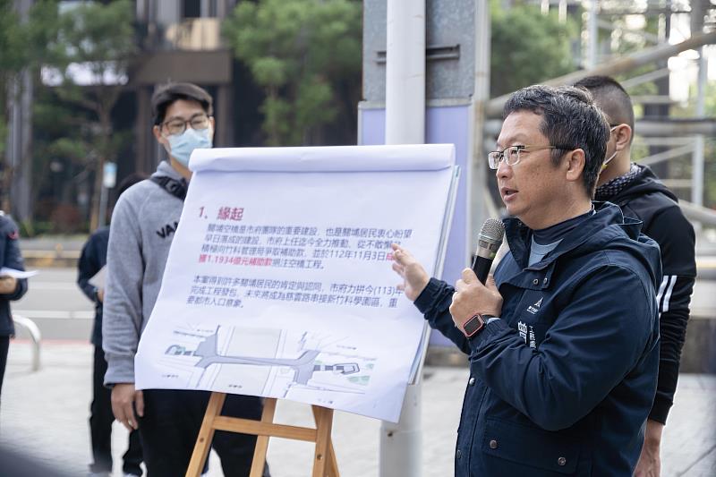 慈雲路空橋會勘,工務處長曾嘉文簡報說明空橋進度