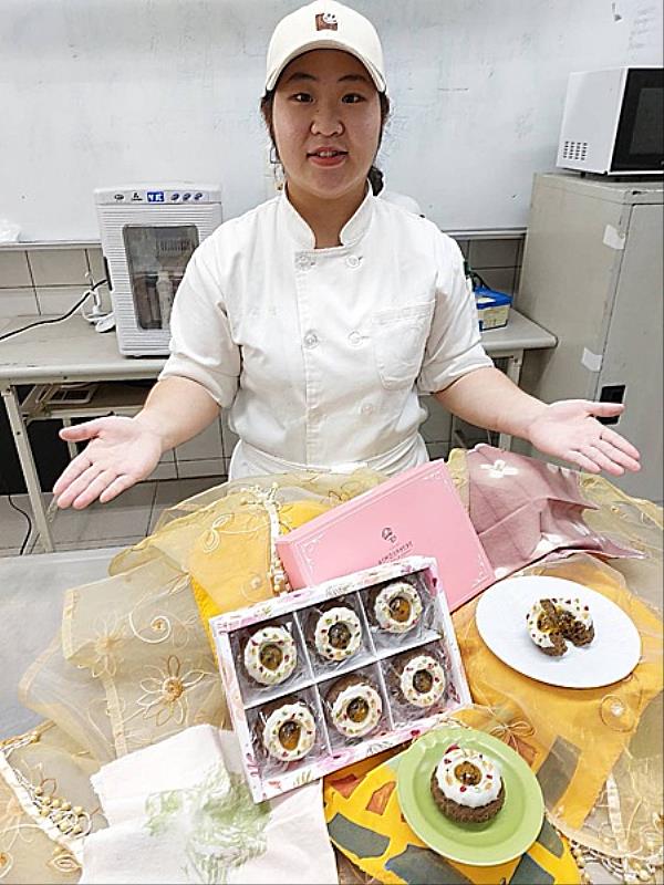 南臺科大餐旅系蔡慧貞同學榮獲2023德國國際觀光烹飪大賽（GTCIC）-觀光伴手禮產品展示金牌作品。