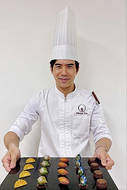 南臺科大餐旅系林政陞老師榮獲2023德國國際觀光烹飪大賽（GTCIC）-巧克力BonBon展示金牌作品。