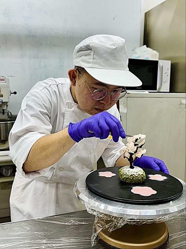 南臺科大餐旅系蘇靖翔同學榮獲2023德國國際觀光烹飪大賽（GTCIC）-精緻甜點展示。