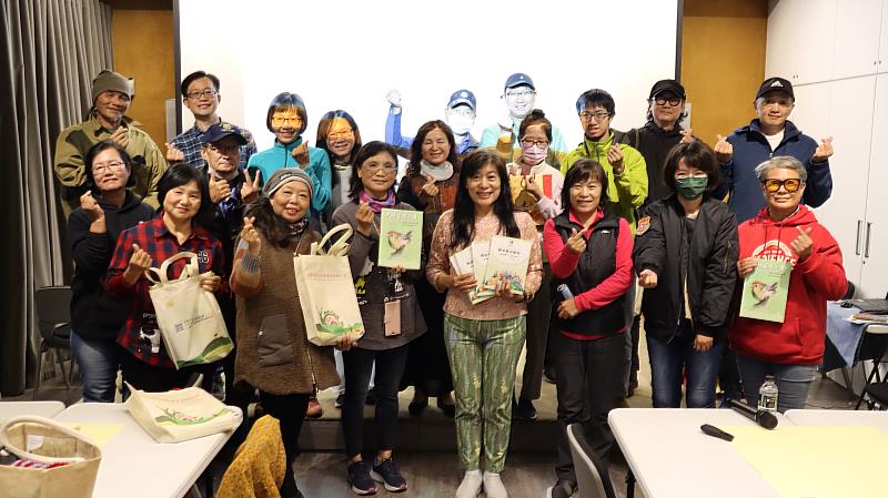 南華大學自然生物科技學系葉月嬌教授(圖中)與學員進行有獎徵答，帶給學員驚美小禮物。