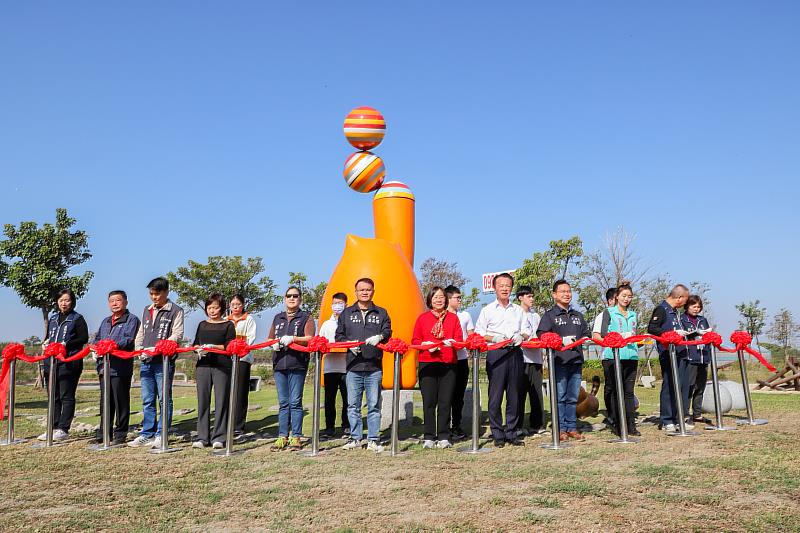 民雄運動公園新地標「律動喵喵」與「我的天鵝啊」超萌亮相-3