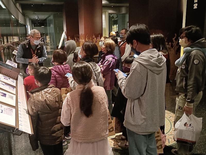 在宗博館舉辦普仁頒獎，孩子們開心的參觀體驗生命感恩之旅。（靈鷲山佛教教團提供）