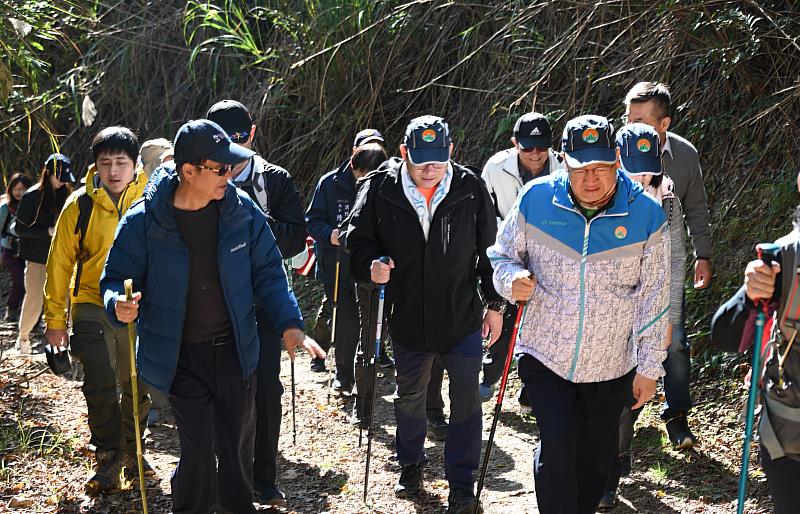 新竹縣長楊文科(白外套者)日前率縣府團隊共同造訪李棟山。