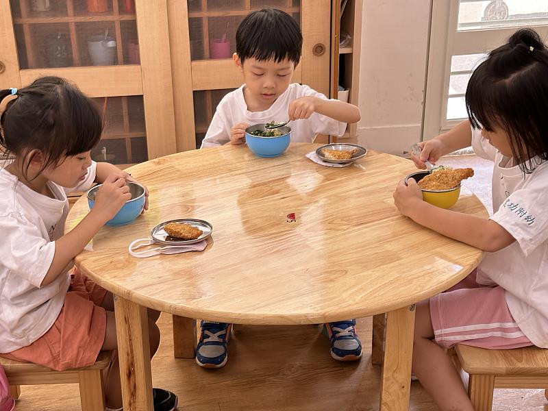 市長高虹安積極推動此案於今年1月上路，有效把關幼兒餐食營養品質。