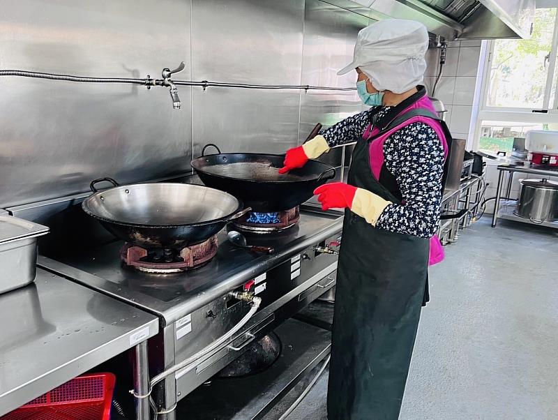照顧廚工、保障孩童餐食營養！今年起竹市公幼廚工調薪逾5000元。