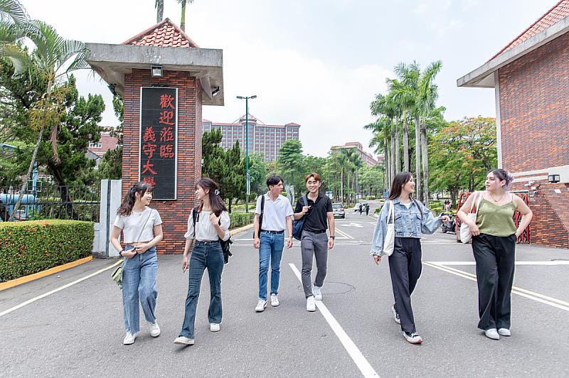 義守大學提供「嘉善樂學獎補助計畫」，以學習替代工讀，讓學子參與學業面、職涯面、生活面、技能面、心理面等五大面向的學習輔導便可獲得獎助學金(照片來源：義守大學提供)。