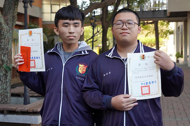 柳帛丞(左)與陳侑辰(右)組隊獲得第九屆大葉文興股王爭霸賽第三名