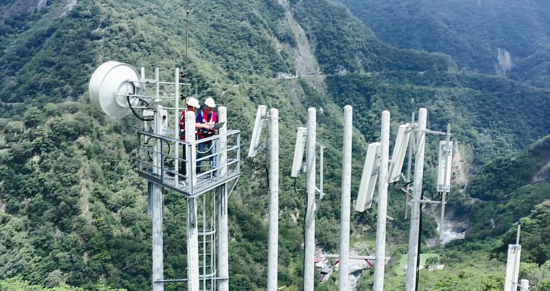 合併後的新遠傳擁有業界最大黃金低頻700MHz頻段連續頻寬，能大幅改善深層室內、大眾運輸、隧道等收訊狀況，偏遠山區及郊區山林步道涵蓋也因此受惠。