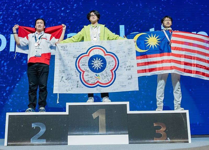臺科大資訊工程系學生賴韋呈(中) 在亞洲技能競賽中擊敗強敵印尼及馬來西亞，獲得商務軟體設計類金牌。