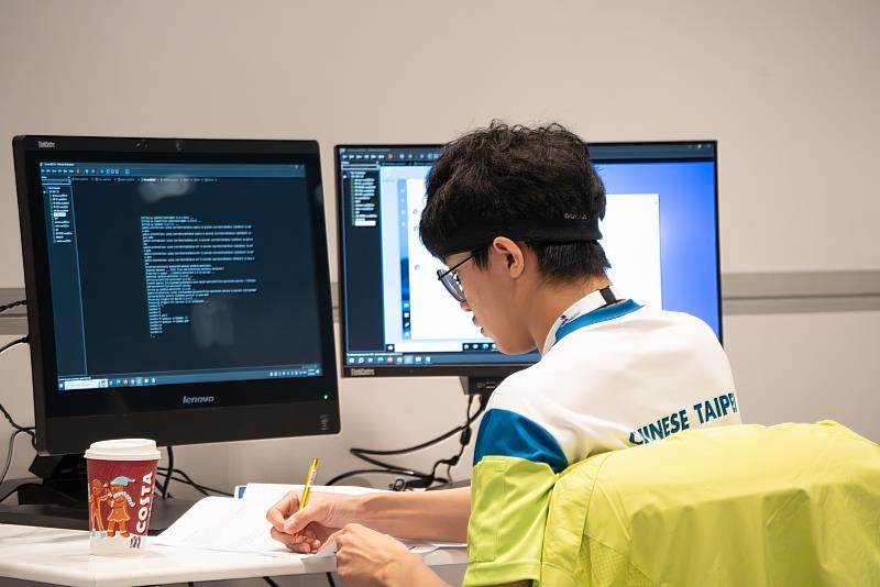 不分系學生薛弘祥說，資訊與網路技術類每階段賽程都得保持長達5小時的專注力，事前的辛苦訓練也讓他獲得亞洲技能競賽銀牌。