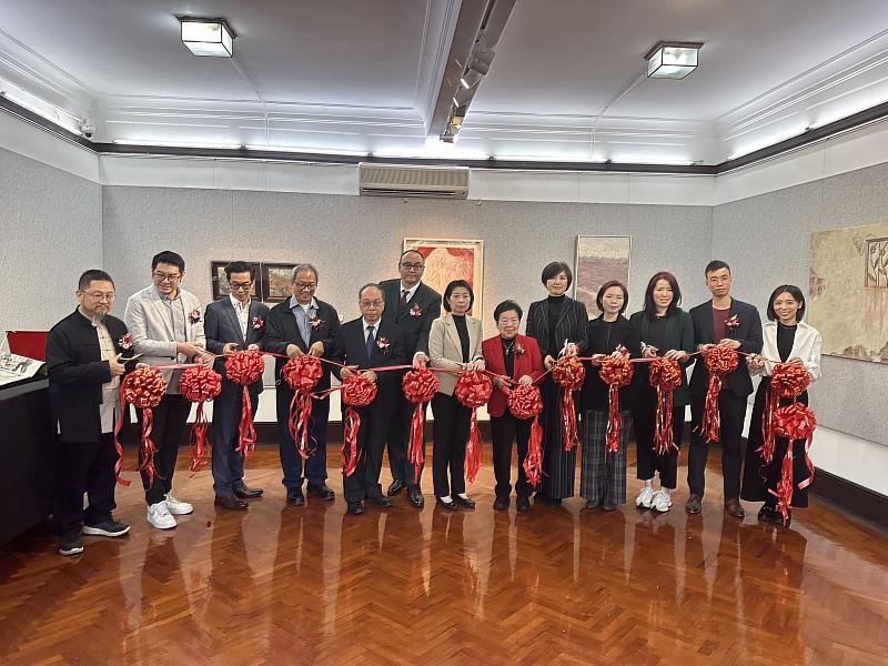 東海人開幕剪綵，剪綵嘉賓，(由左至右)：東海大學美術系主任李思賢，東海大學澳門校友會會長袁英傑，澳門視覺藝術教師協會副理事長葉偉濤，澳門青年版畫協會會長蘇沛權，澳門核數師會計師公會會長梁金，泉澳門台商聯誼會副會長翁振軒，台北經濟文化辦事處秘書劉明，澳門嶺南中學校長區金蓉，澳門藝文雜誌社社長劉阿平，澳門科技大學人文藝術學院梁潔雯助理教授，瘋堂十號創意園總監方惠萍，澳門文化創意產業促進會副理事長楊文軒，東海大學美術系研究生代表賴佳琳