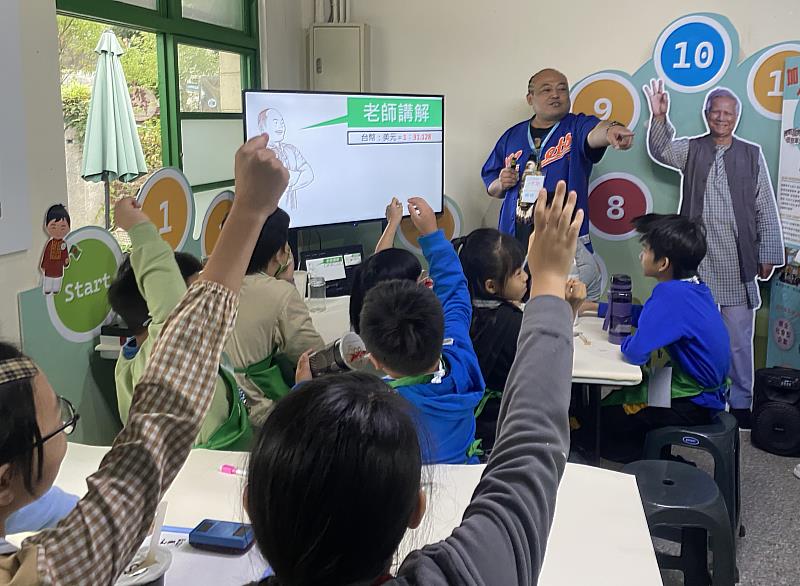 Teacher Zeng Ming Teng taught in an interactive way.