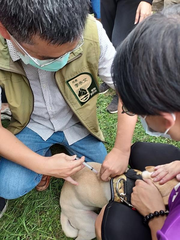 屏東縣政府近期在各鄉鎮舉辦「犬貓狂犬病疫苗巡迴注射活動」。