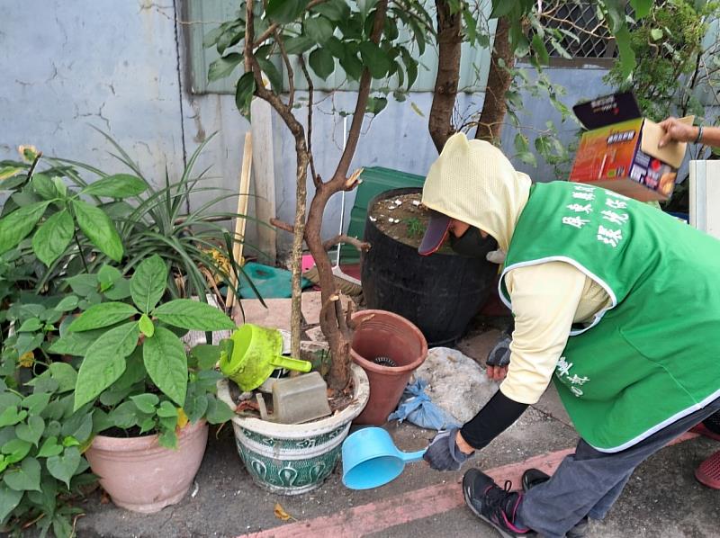 環保局人員積極執行環境孳生源清除工作