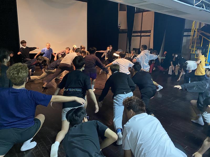 「Chimerik 似不像」首席舞蹈家Caroline帶領學生展開自我覺察練習，提升感知能力