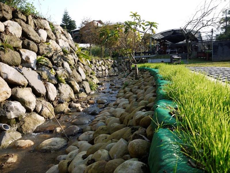 以砌石工法建造，增加生物棲息空間健全保育鳥類循環生態系統。