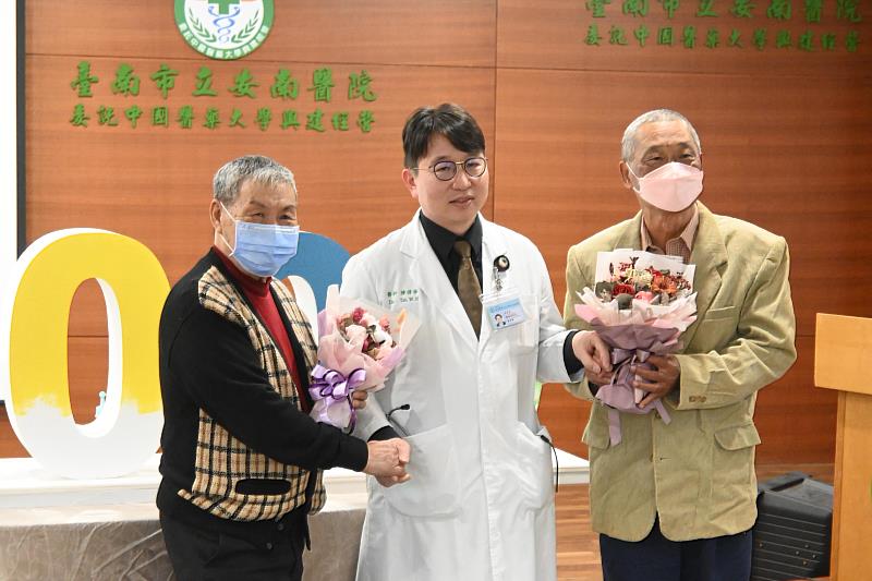 兩位患者到場感謝陳偉華副院長的救治，讓他們得以回歸正常生活