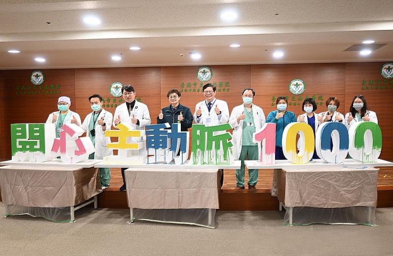 趙卿惠副市長（左四）與安南醫院心臟血管外科團隊合影