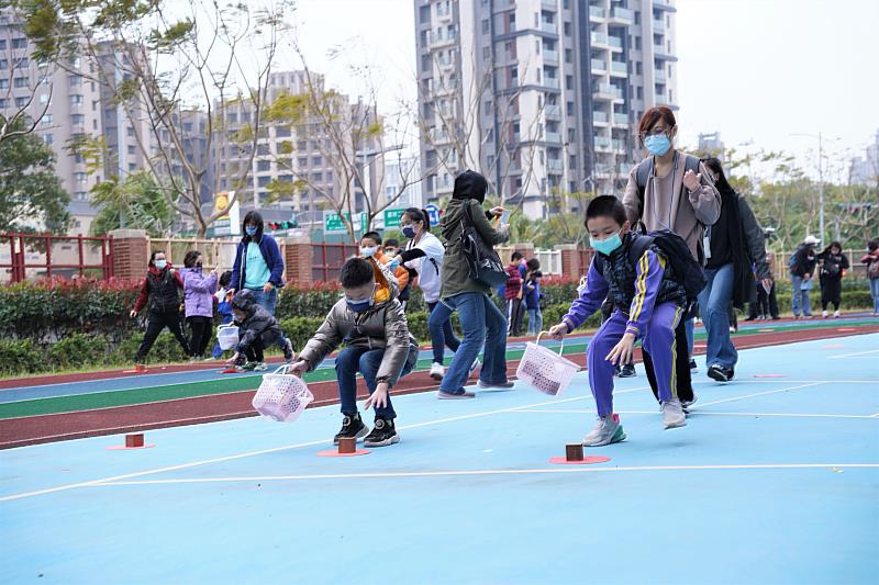 孩子在探囊取物大奔走競賽中，開心奔跑。