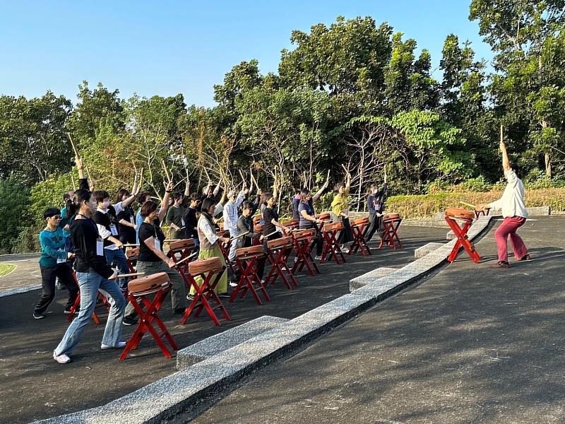 南華大學終身學習學院舉辦「優人禪鼓一日體驗營」，感受擊鼓時在動靜之間與自然的共鳴。