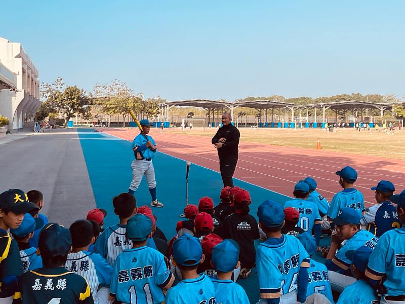 職棒巨星張泰山現身嘉義縣東石國中 分享棒球心路歷程