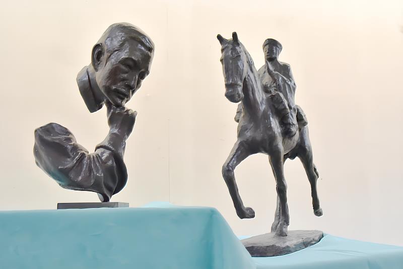 蒲添生雕塑紀念館捐贈兩件珍貴雕塑作品《沉思者》（左）、《三藏取經》供華梵大學典藏。
