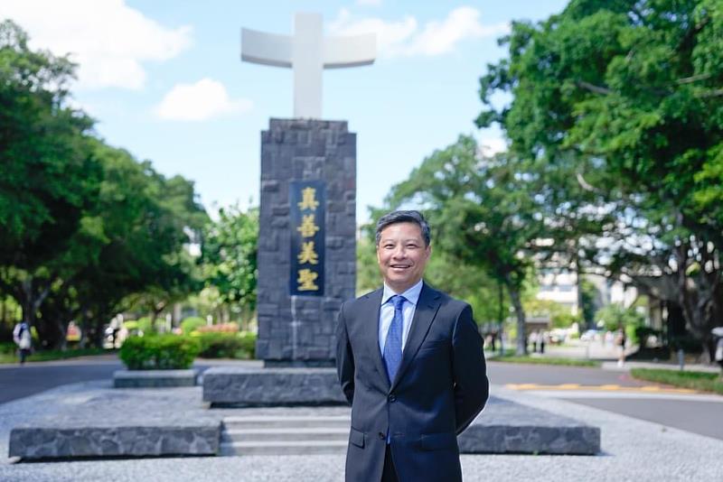 藍易振校長在輔仁大學校園。