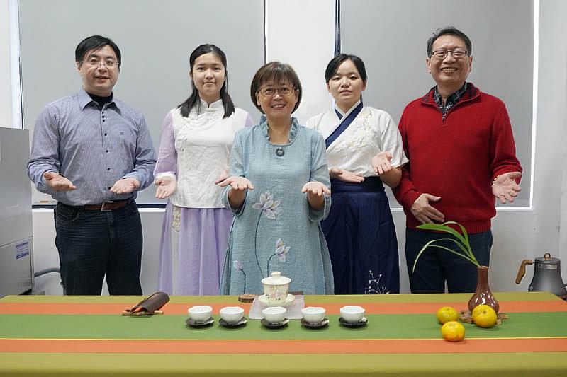 大葉大學藥保系師生歡迎大家到桂花巷藝術村，欣賞結合茶藝的鹿港國中美術班畢展