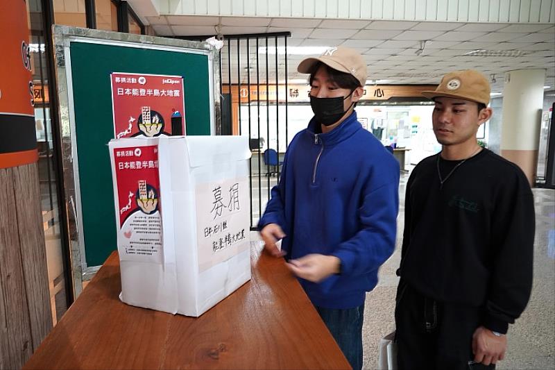 圖／學生在中華大學內行政大樓3樓擺放樂捐箱，希望大家可以踴躍捐款。