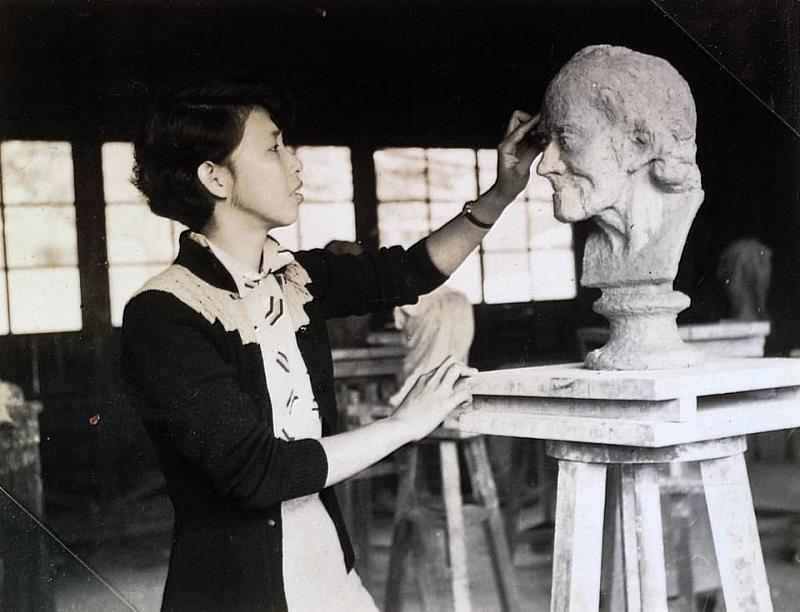 鄭瓊娟於師大藝術系三年級雕塑課上課情景。(照片由林宗興翻攝提供)