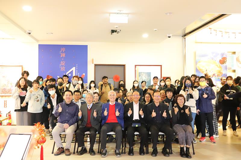 南華大學視設系舉辦「春納-迎春納福」活動，現場大合照。