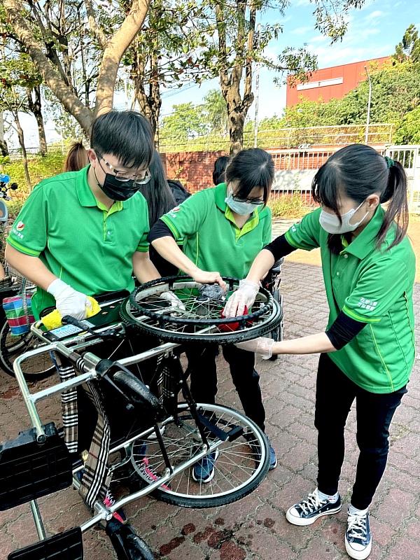 有巢氏房屋的夥伴們一起合作清潔與保養各種輪椅輔具，總共清潔近30輛，讓身障者有乾淨輪椅過好年。